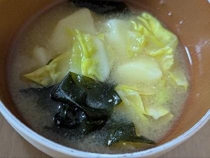 キャベツとじゃがいもとわかめの味噌汁