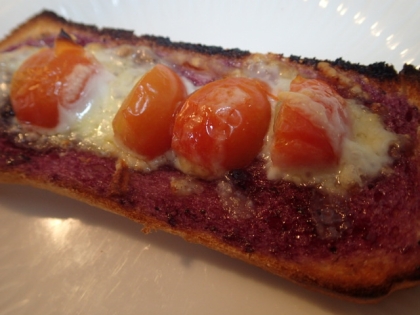 ブルーベリージャムとミニトマトのチーズトースト