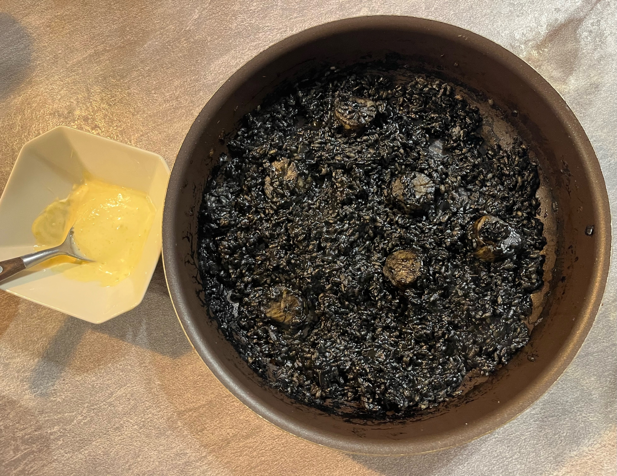 本場スペインの味を再現！いかすみパエリア