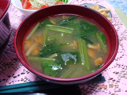 ほうれん草とナメコとネギの味噌汁。