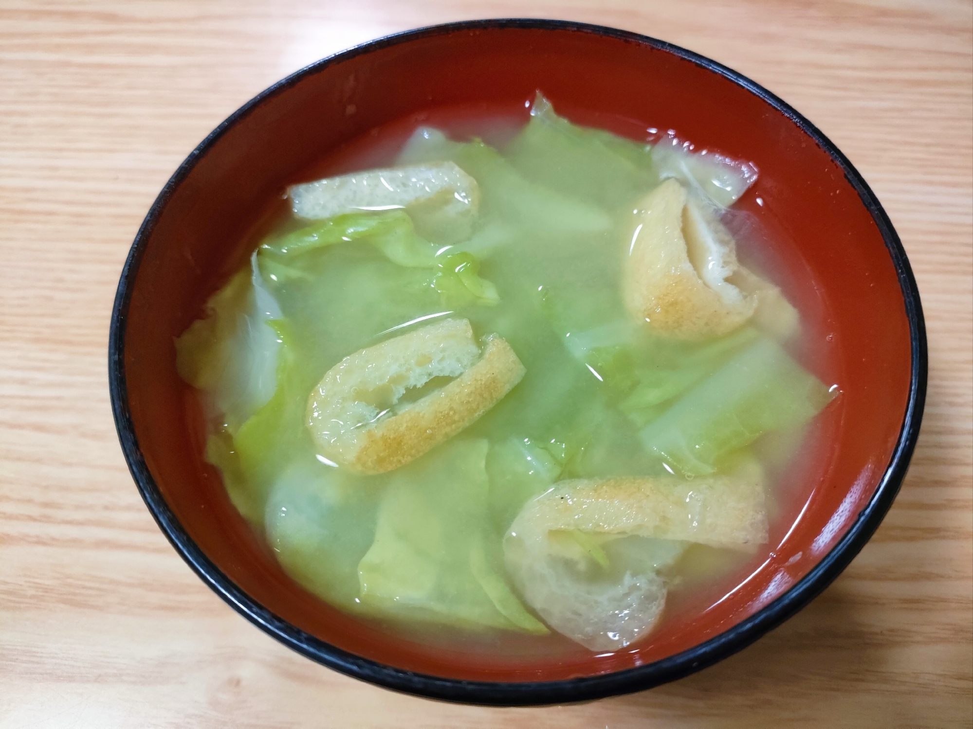 キャベツと油揚げの味噌汁