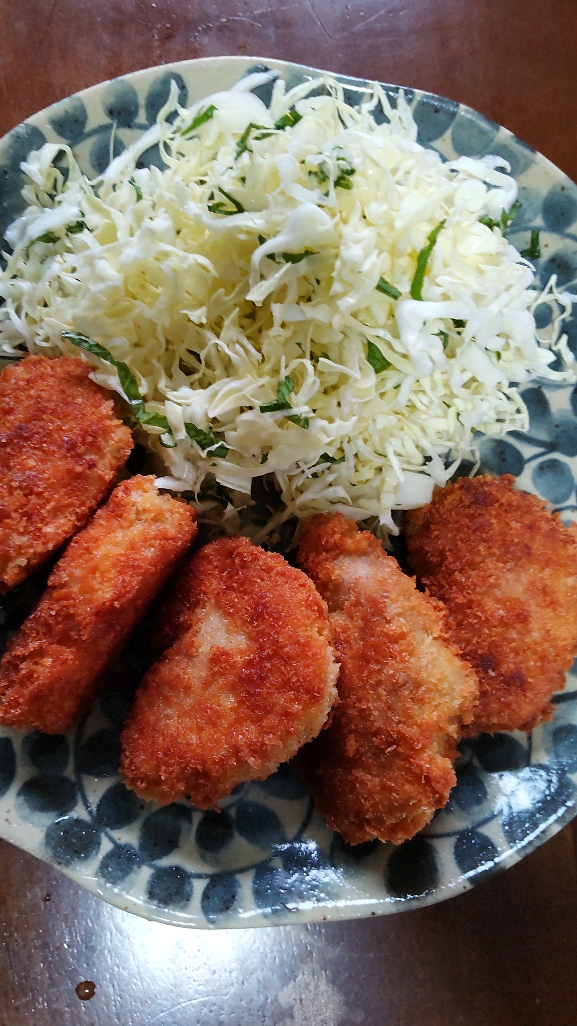 トンカツの付け合わせにバジルキャベツ
