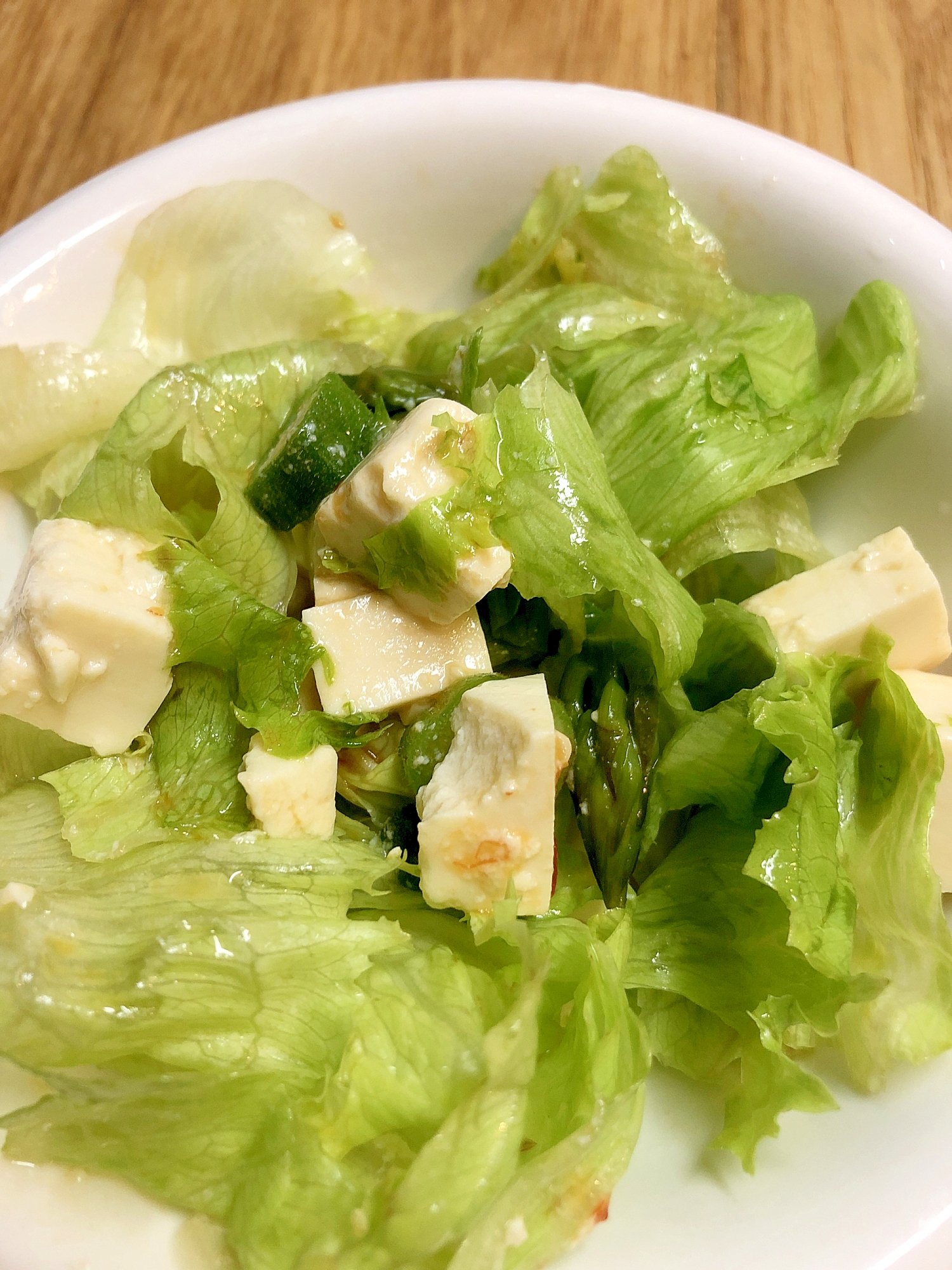 胡麻ドレッシングの豆腐のグリーンサラダ