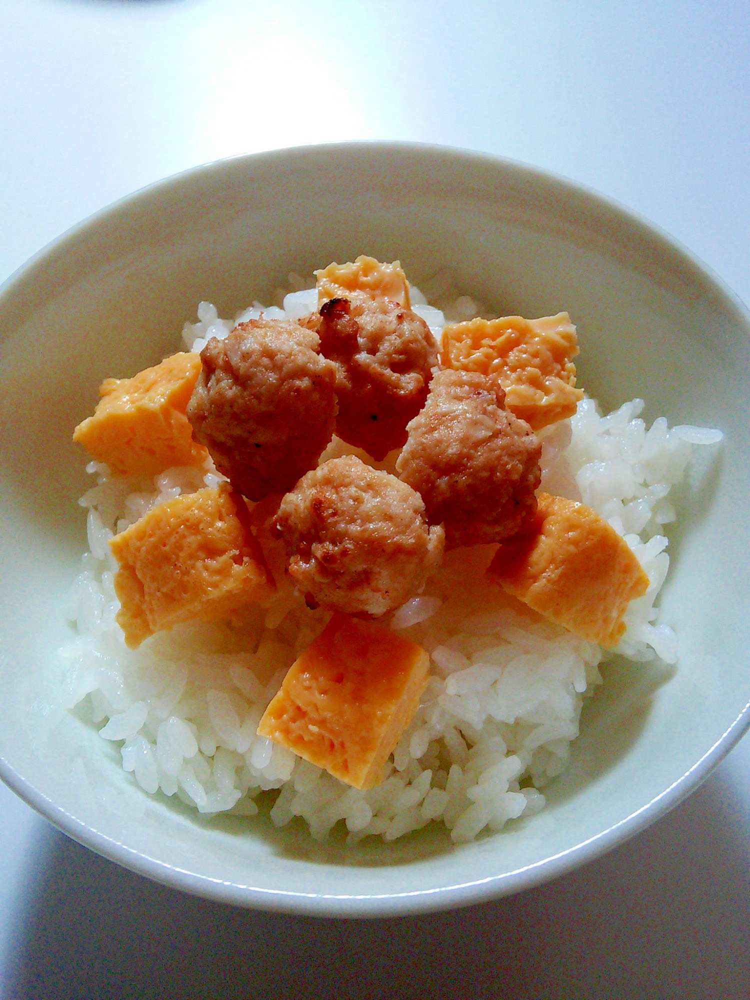 ごま油が香る☆だし巻き卵と鶏つくねの変わり親子丼