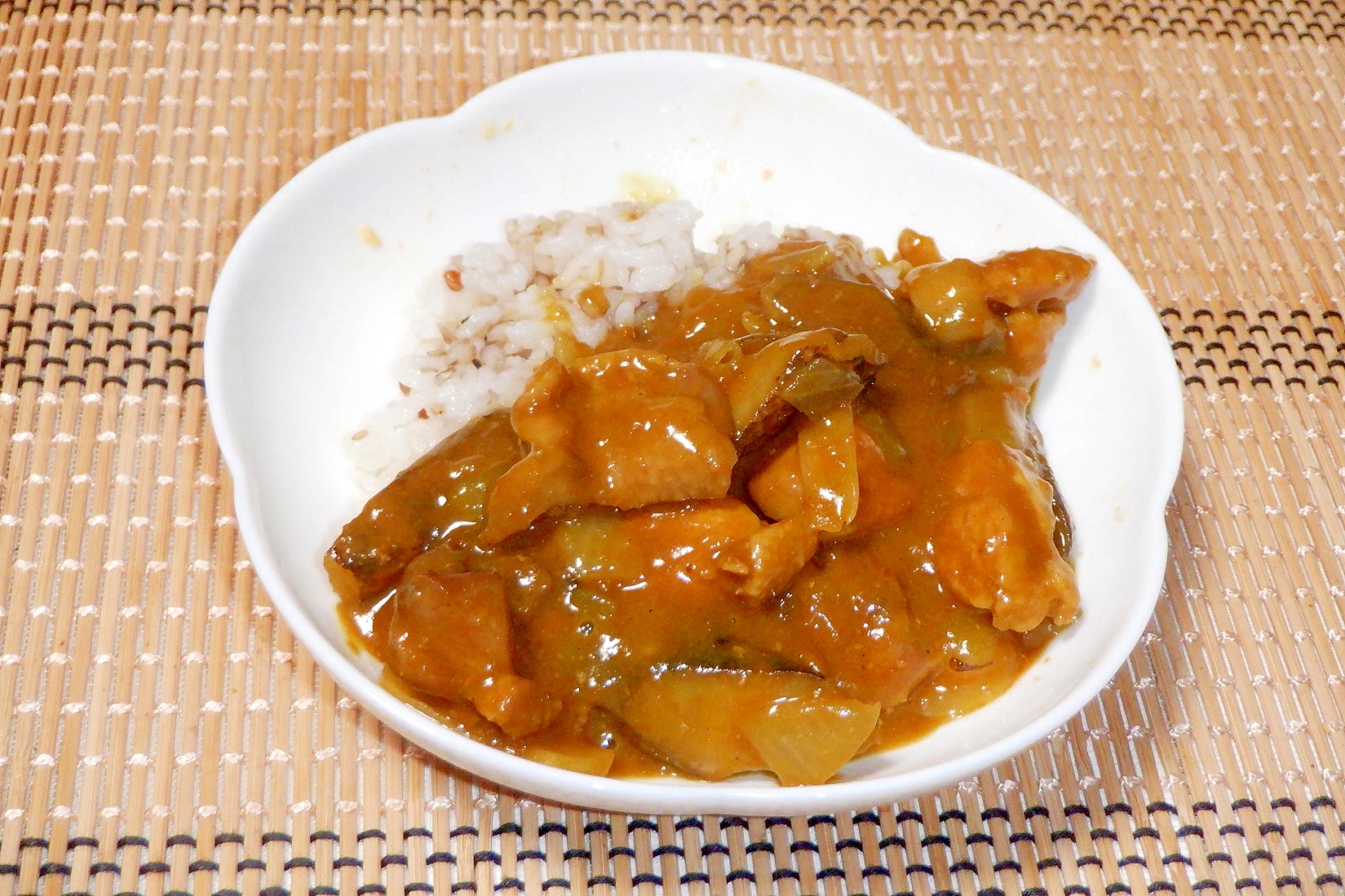 キャンプはカレー！親鶏と新玉ねぎとごぼうのカレー