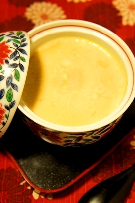 花柄の容器に入った白子の茶碗蒸し