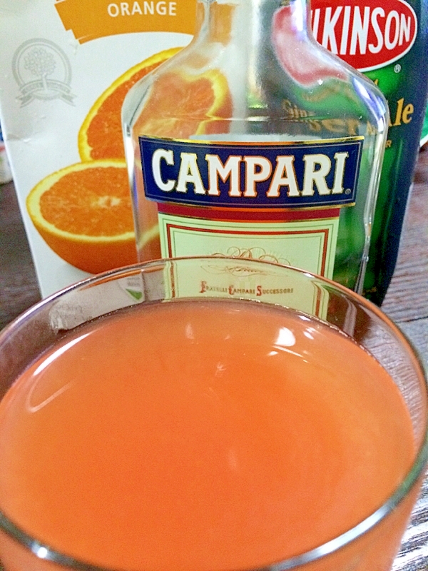 グラスに入ったジンジャーカンパリオレンジ