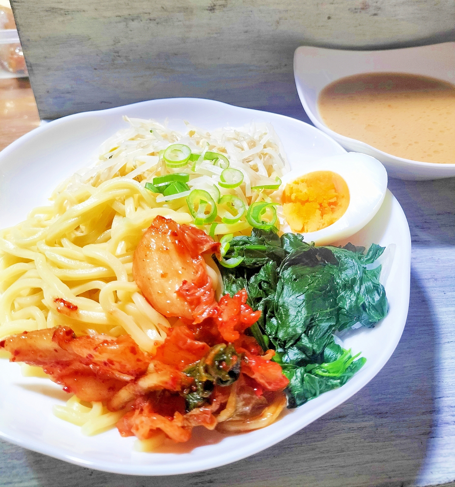 キムチとほうれん草のつけ麺【濃厚豚骨醤油味】