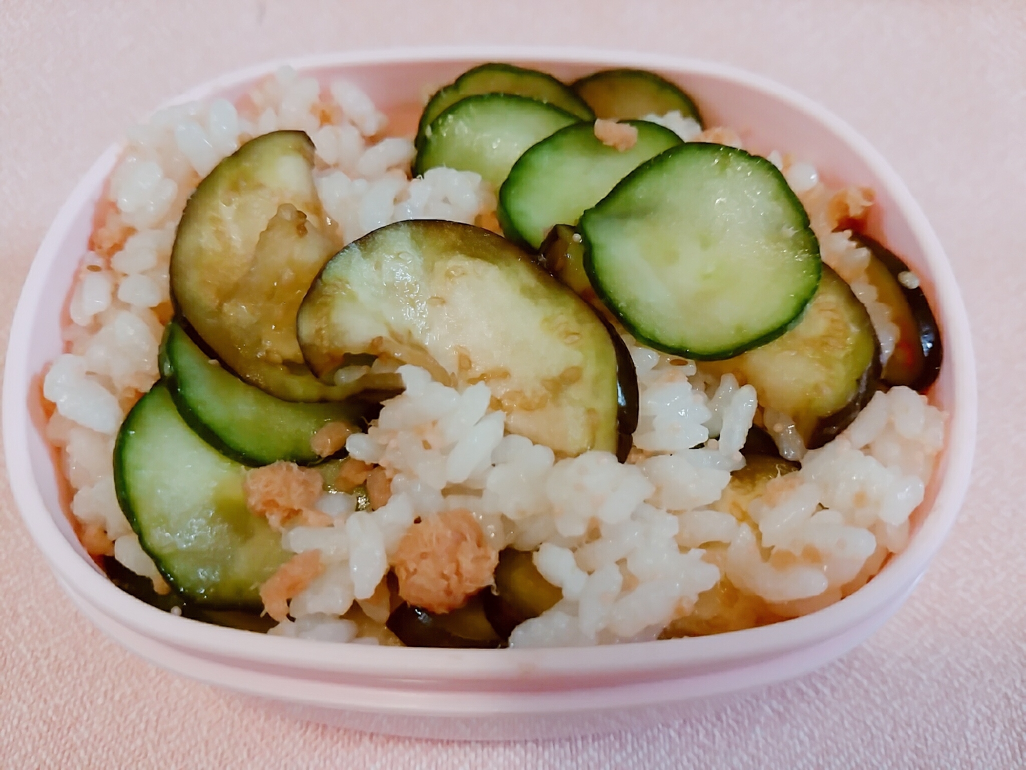 胡瓜と茄子の浅漬けと鮭フレークの混ぜご飯