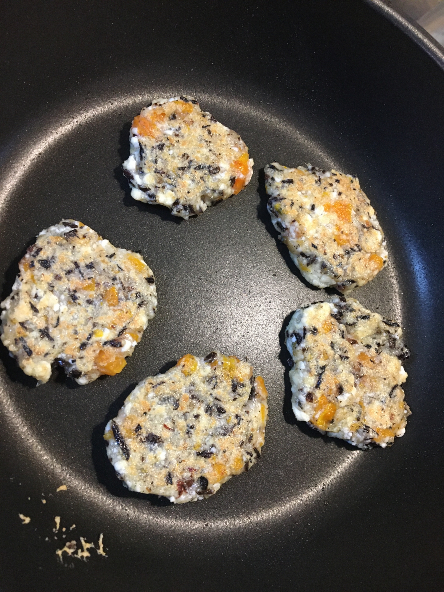 ひじきと豆腐のハンバーグをフライパンで焼く様子