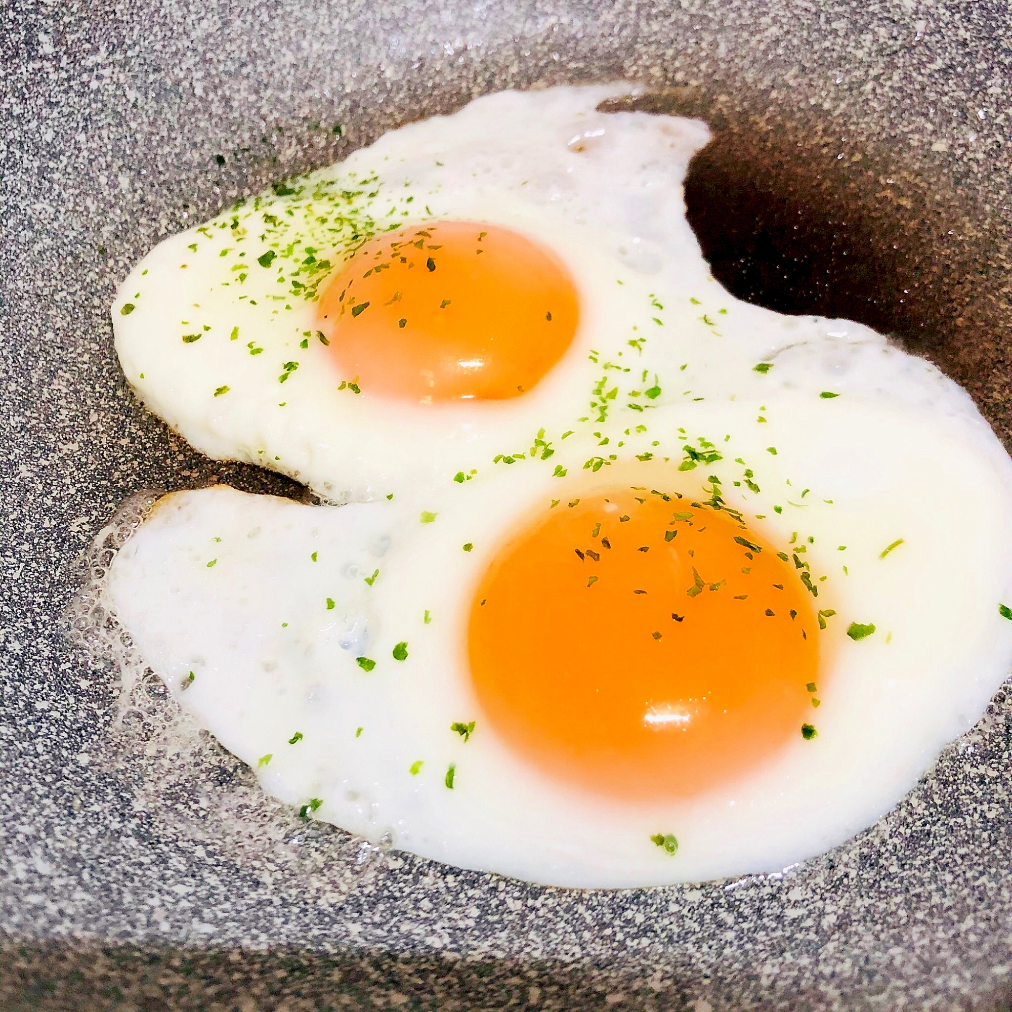 パセリをかけて目玉焼き