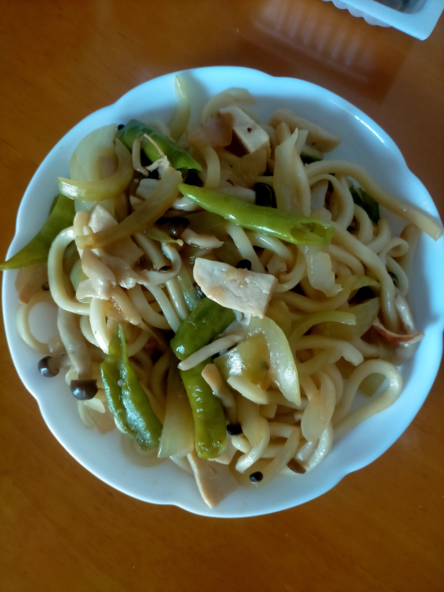 サラダチキンと玉ねぎとなんばんの焼きうどん