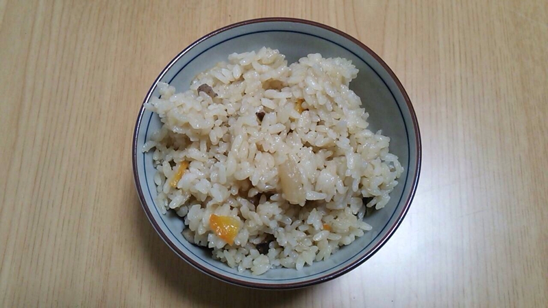 白い器に盛り付けられた筑前煮の炊き込みごはん