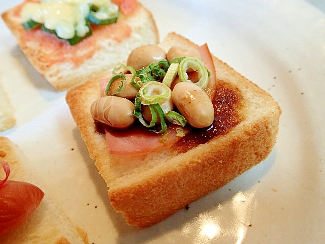 お好みソースで　ハムと水煮大豆とねぎのミニトースト