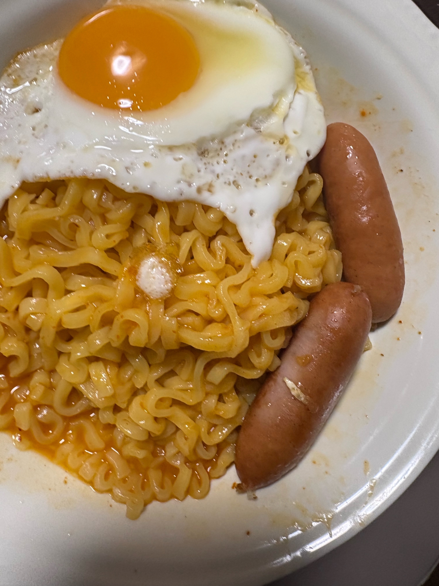 チーズポックミョン目玉焼きとソーセージのせ