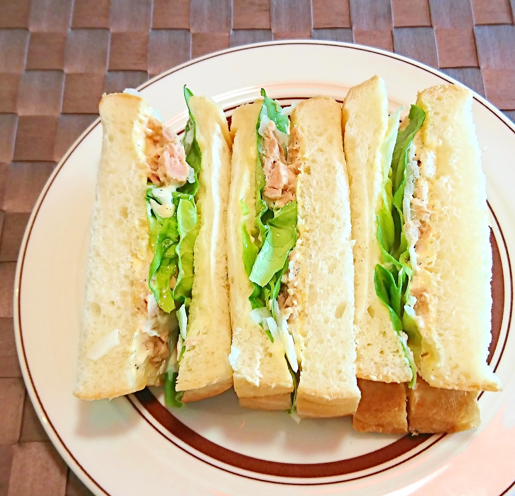 ツナとサラダ菜のサンドイッチ
