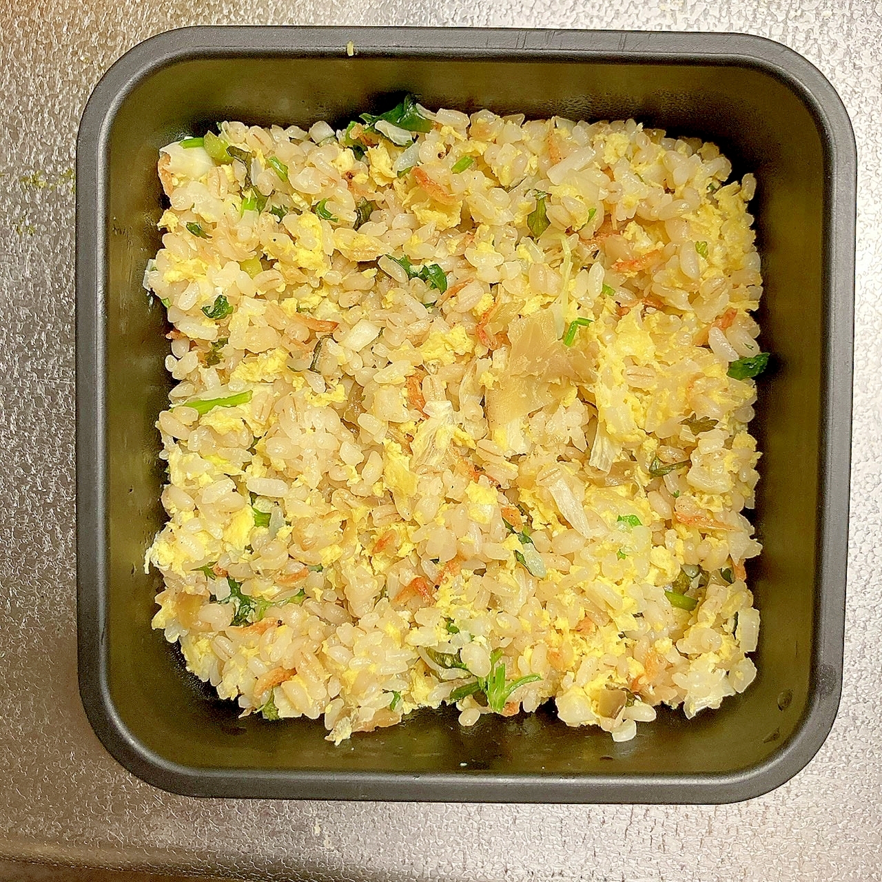 四角い容器に入った桜えびのエスニックチャーハン