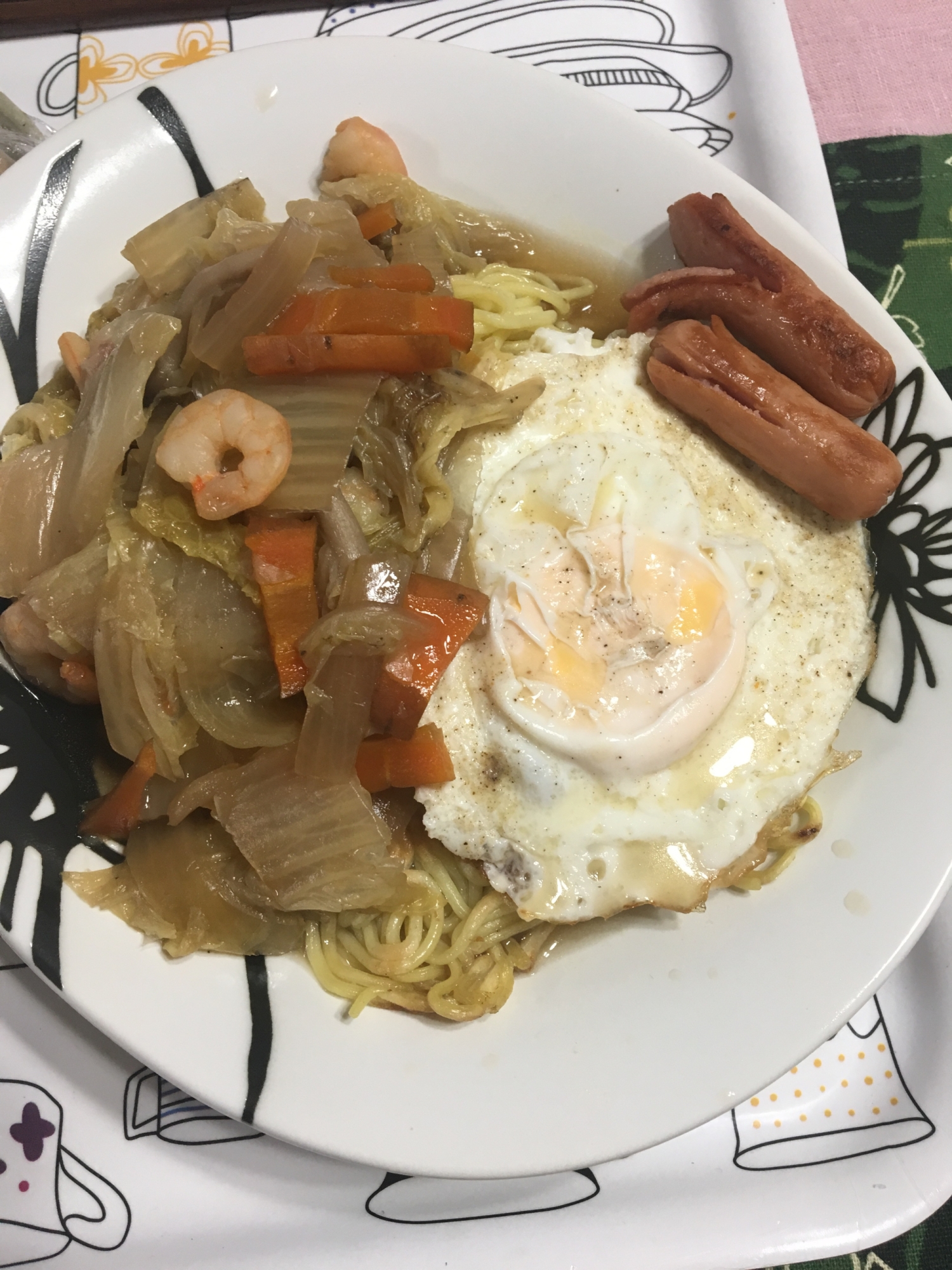 目玉焼きとウインナー添え♡堅焼き焼きそばあんかけ