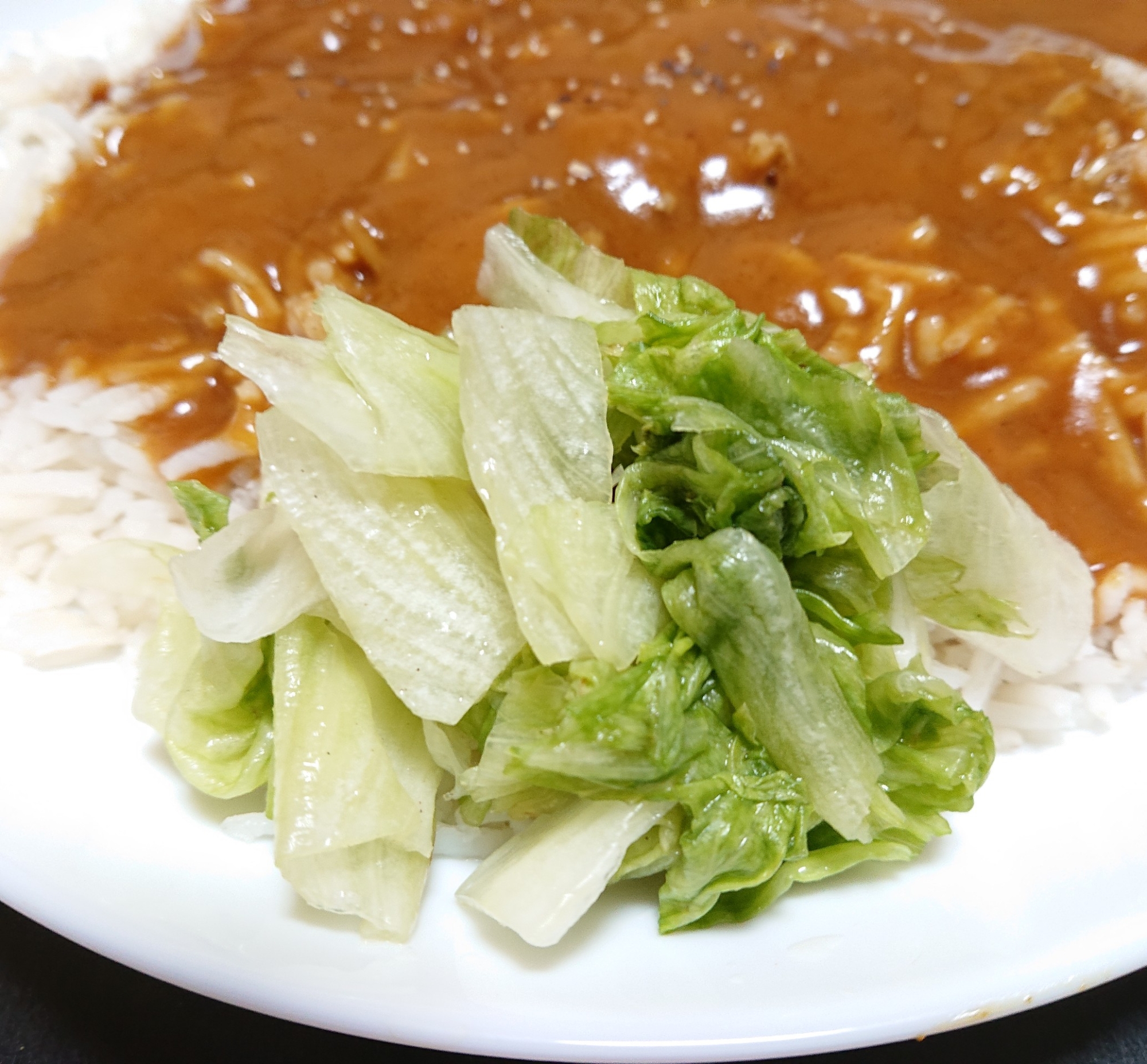 カレーに添えるレタス
