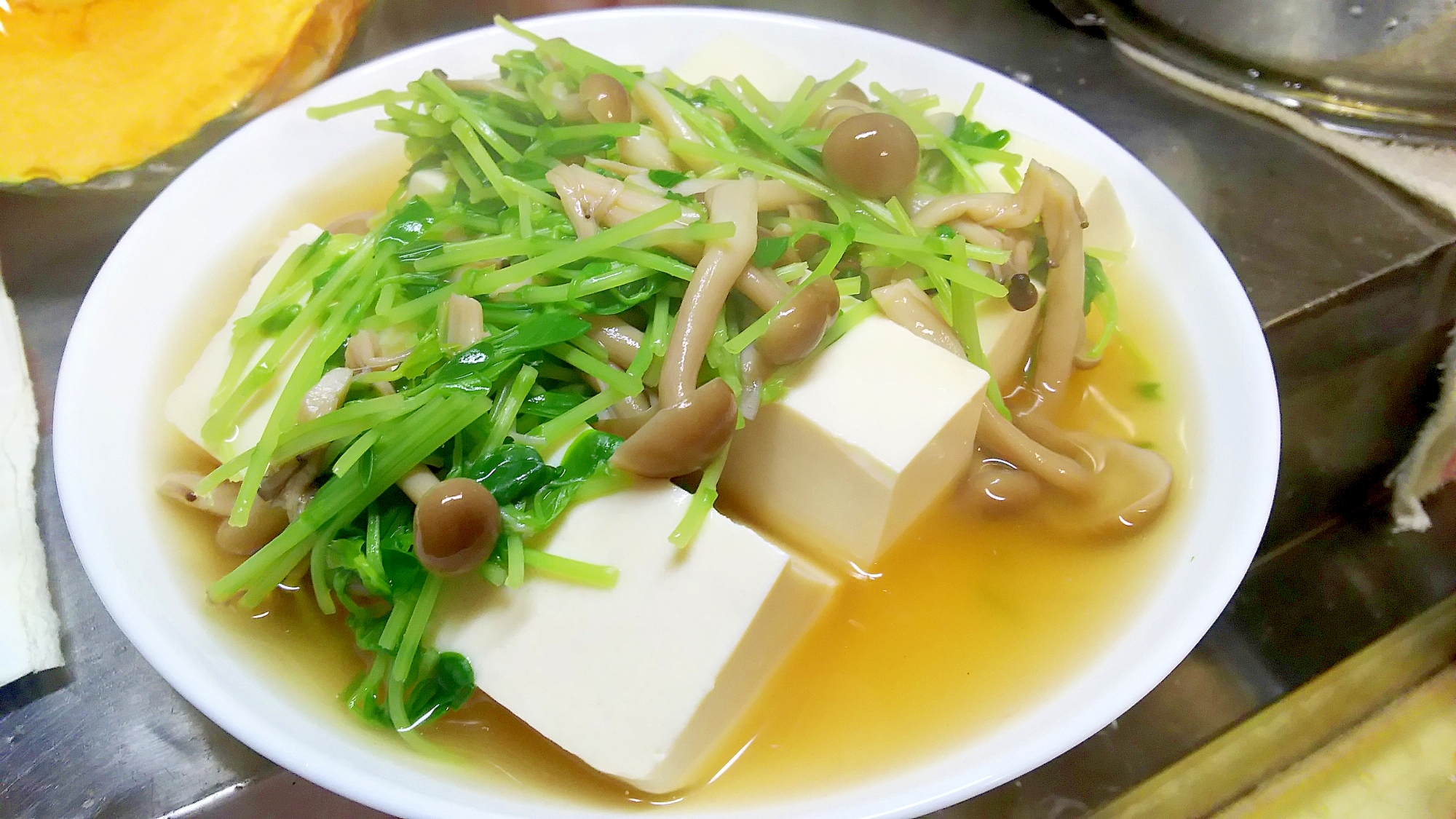 しめじと豆苗のとろとろあんかけ豆腐