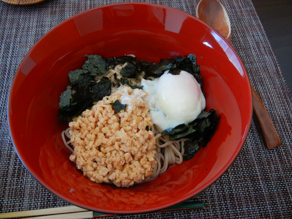 海苔たっぷりで！　海苔と納豆の冷やし蕎麦