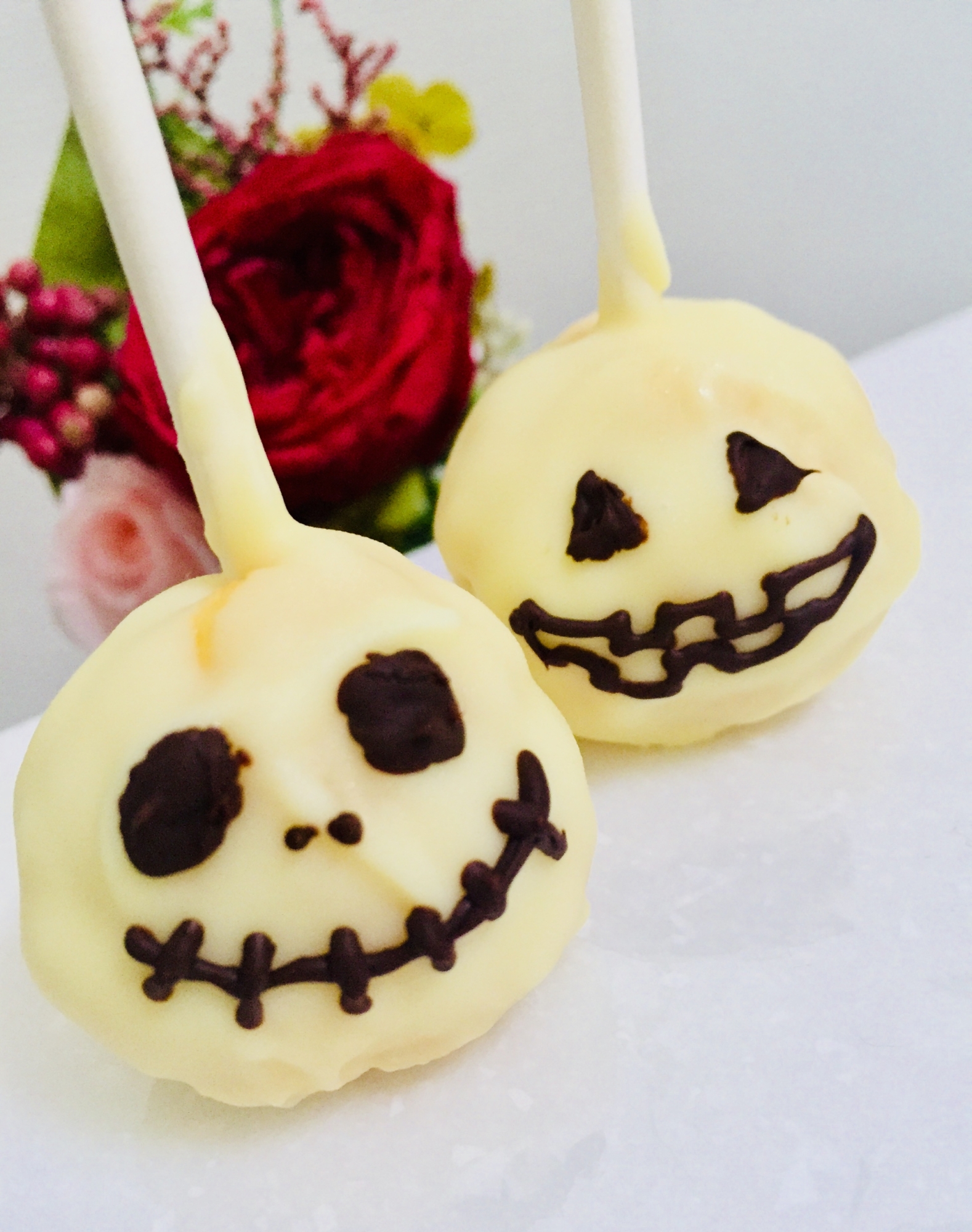 ハロウィン風の顔を描いた2本のロリポップ
