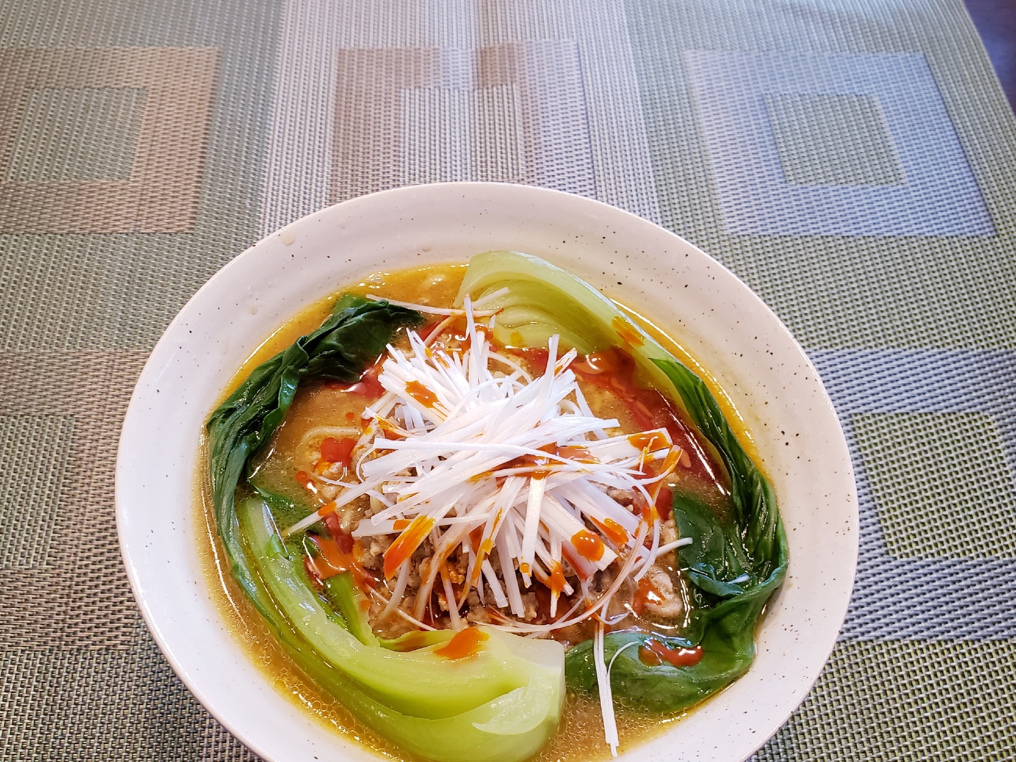 長ねぎで白髪ねぎを作ってトッピング！坦々麺