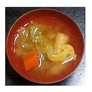 にんじん・キャベツ・カリフラワー・油揚げの味噌汁