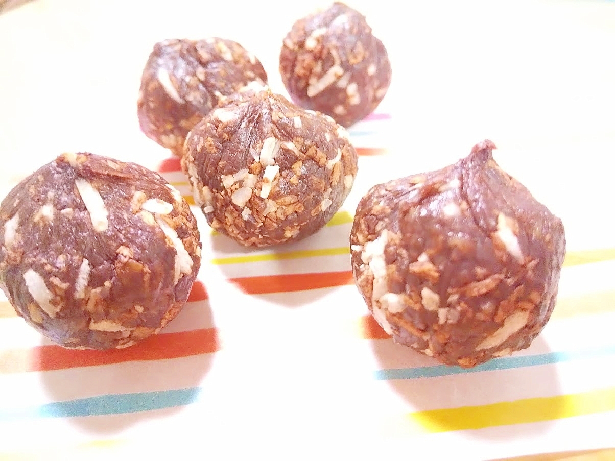 美容おやつ♡デーツとココナッツのチョコ風ボール