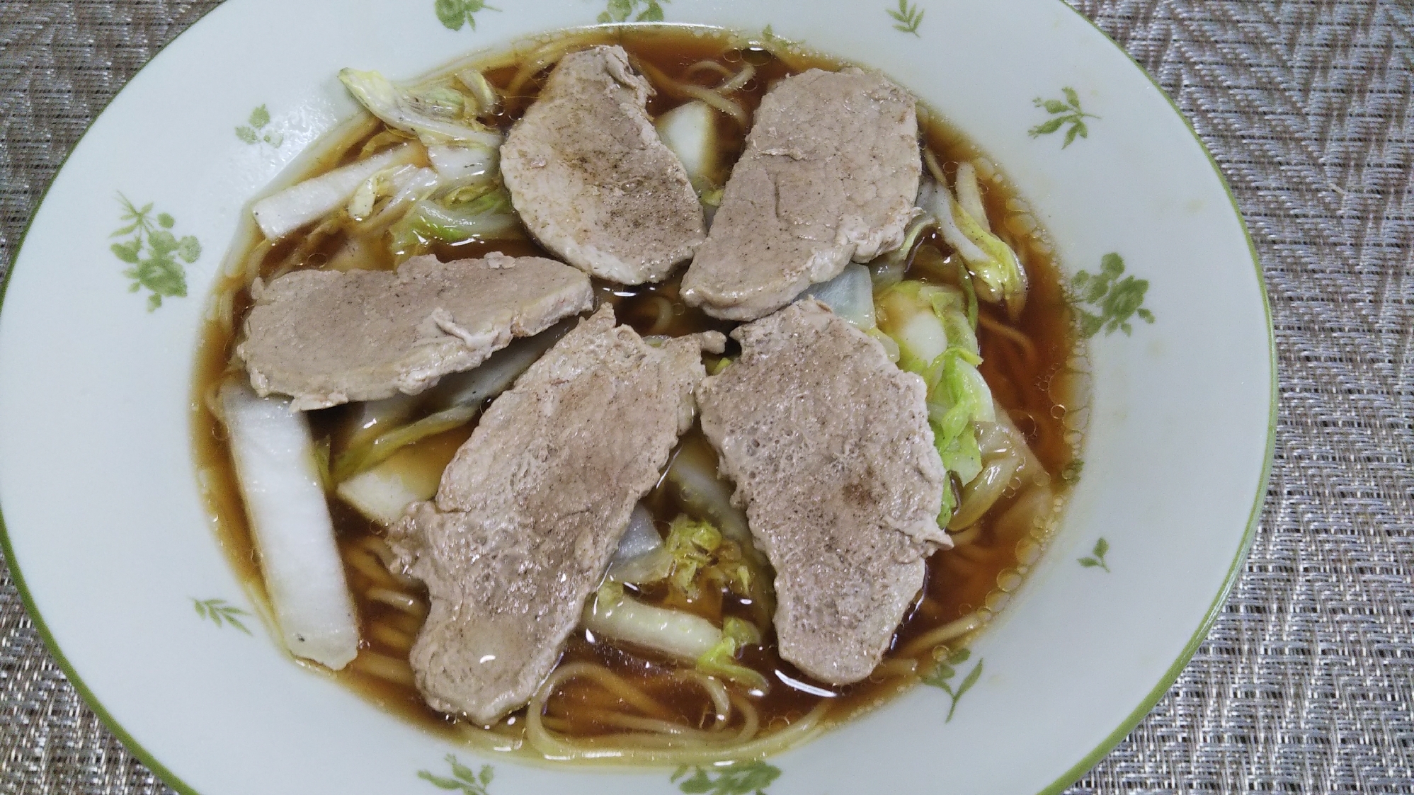 豚ヒレ肉の叉焼風と白菜中華炒めのせ醤油ラーメン☆