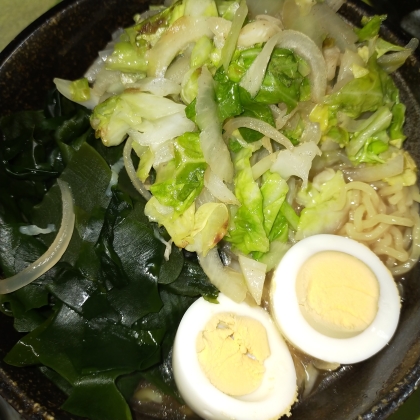 春キャベツと新玉ねぎとわかめの味噌ラーメン