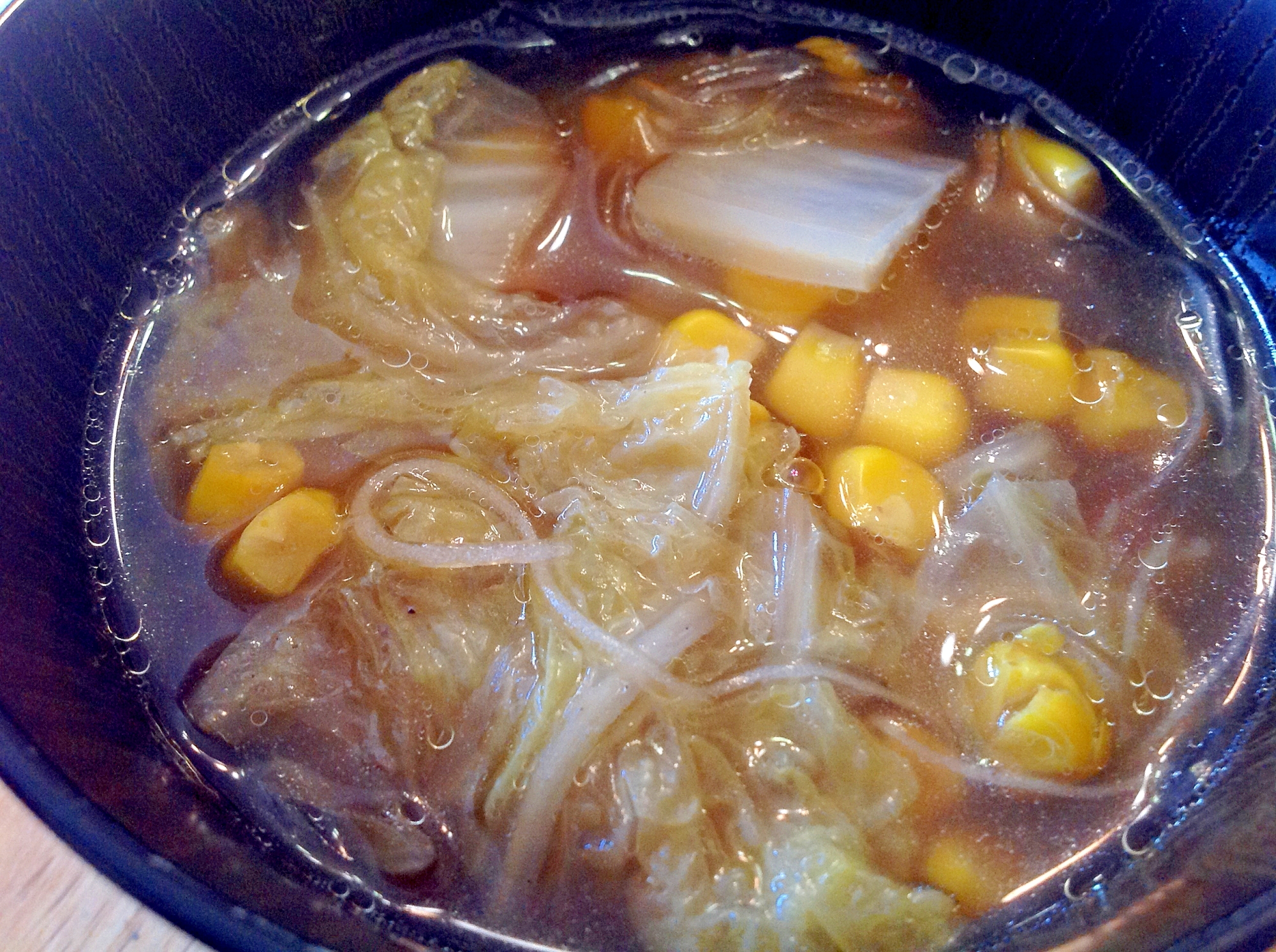 鶏ガラで白菜とコーンと春雨のスープ