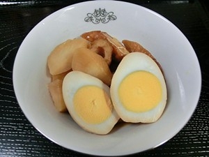 じゃがいもを、ゆで卵と一緒に、甘辛く煮てみました。