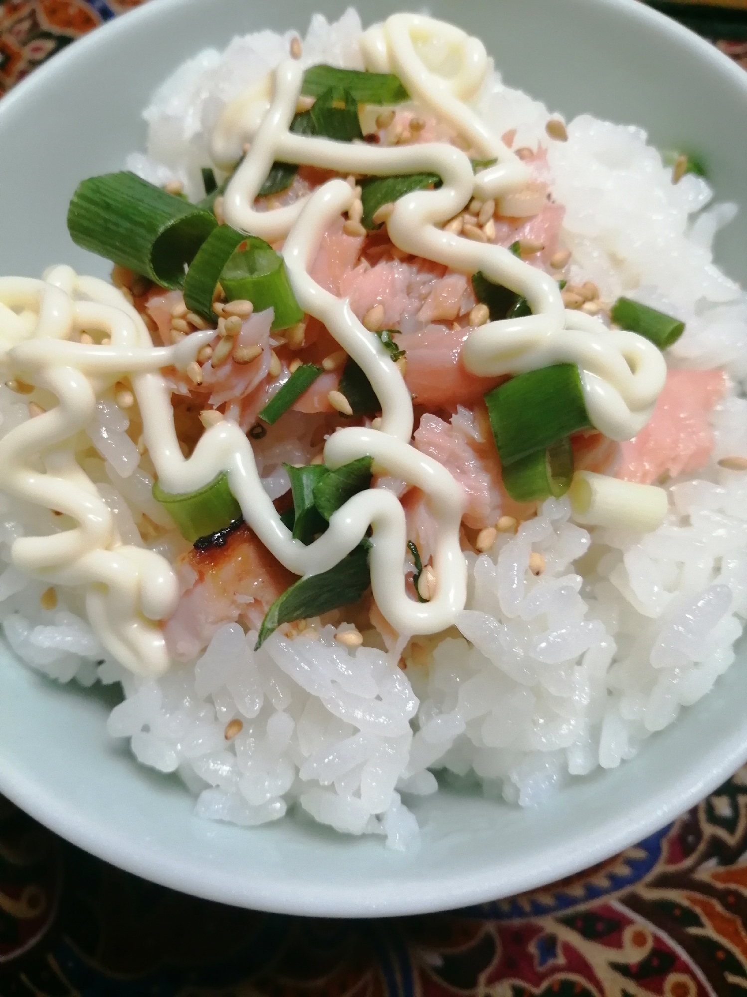 焼鮭とネギとごまとつゆマヨかけご飯