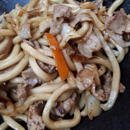 意外と調味料遣って面倒だなっていつも何となく作らなかった焼きうどん！簡単にできて感動です！オイスターソースを入れる発想はありませんでした。ごちそうさまでした♪