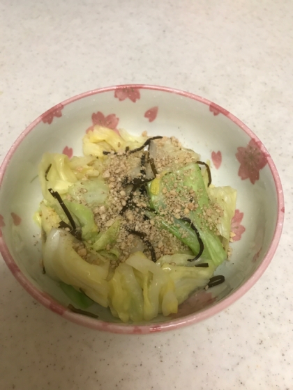 キャベツをさっと湯がいて作るので芯の部分も食べやすいですね。ごま油を使わなかったのでキャベツの甘みも感じられあっさりサラダ感覚でいただきました。