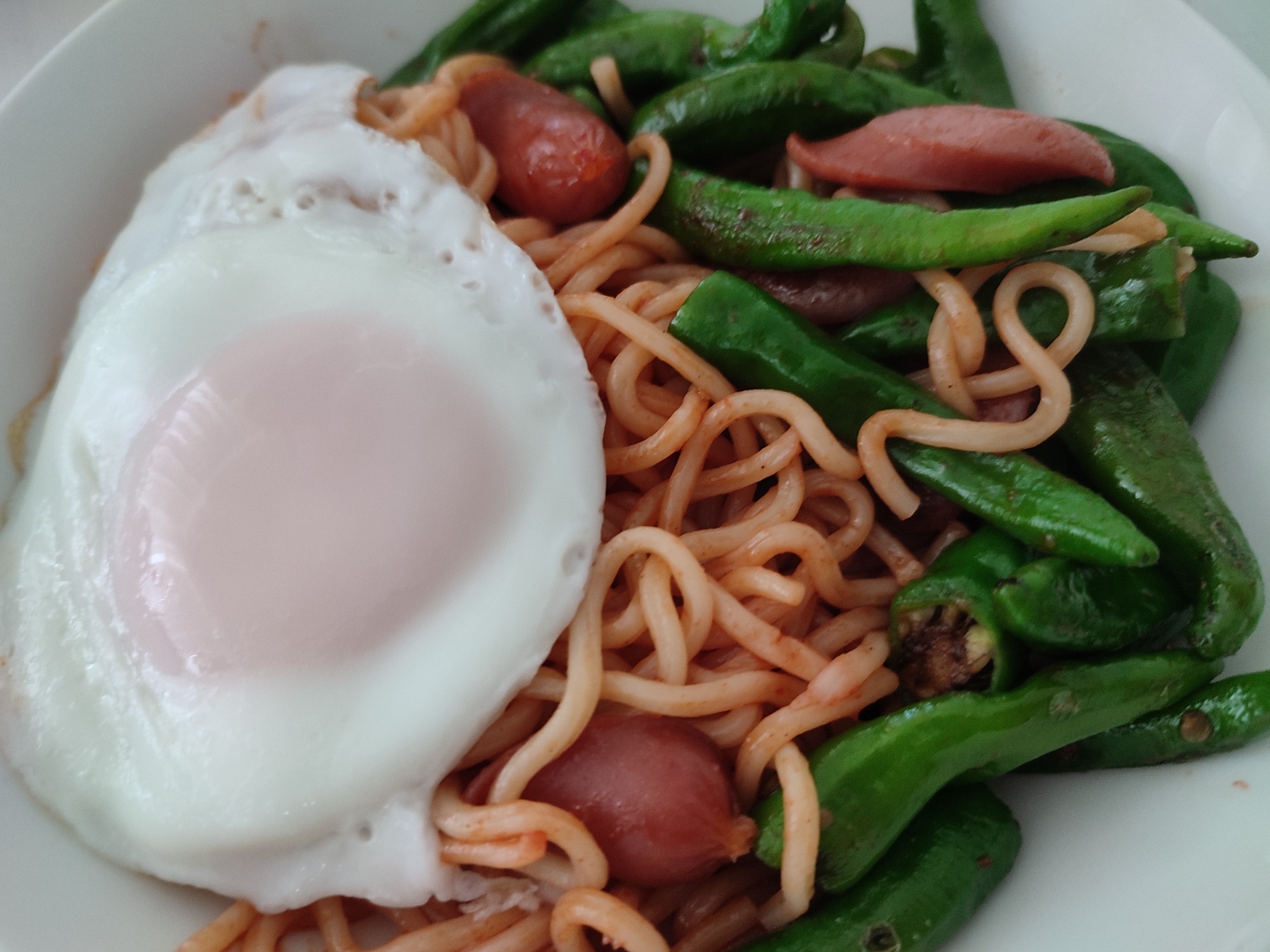 シシトウとウィンナーのナポリタン 目玉焼き乗せ