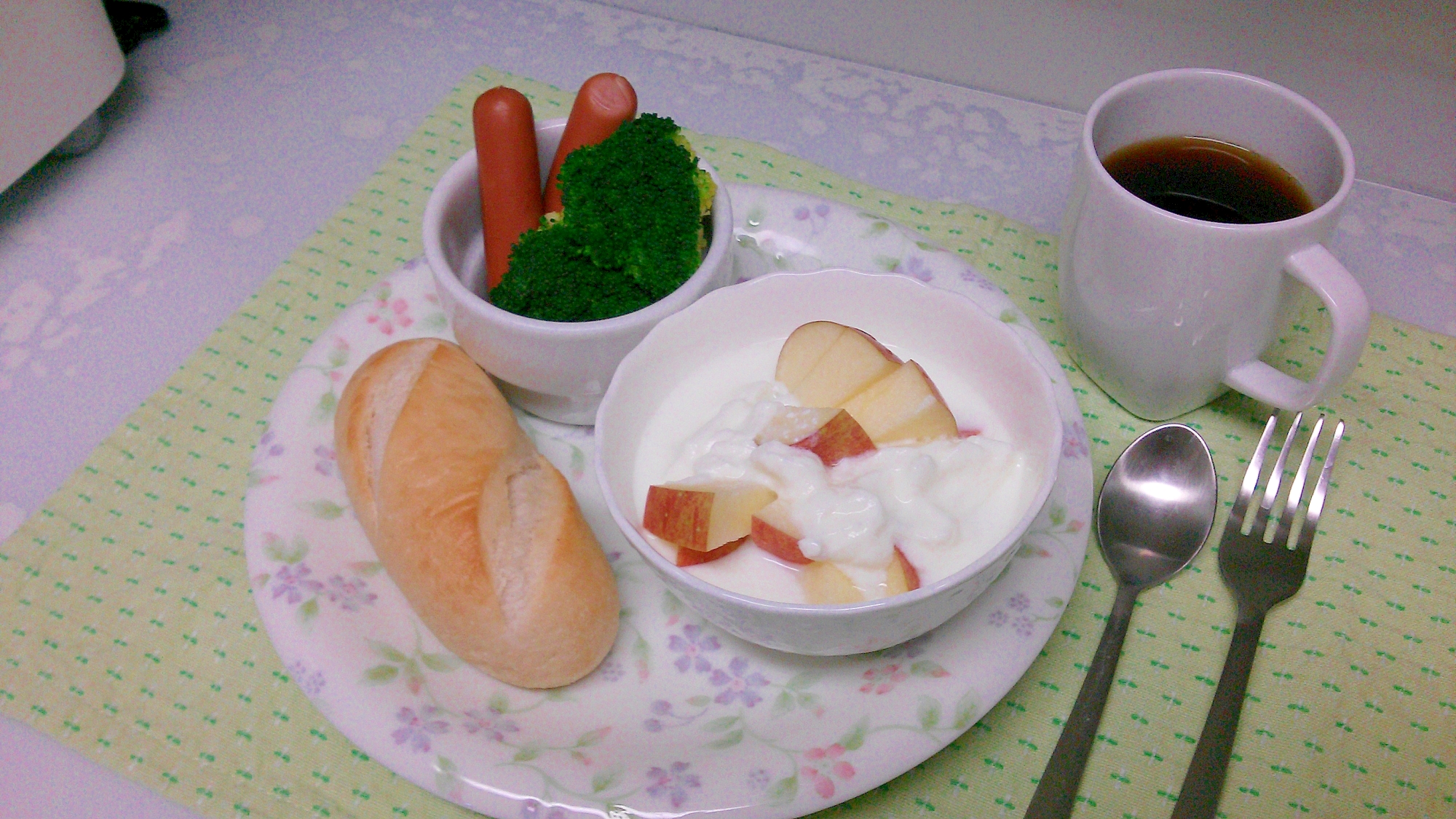 朝ごはんにプチパン♪　+りんごヨーグルト♪