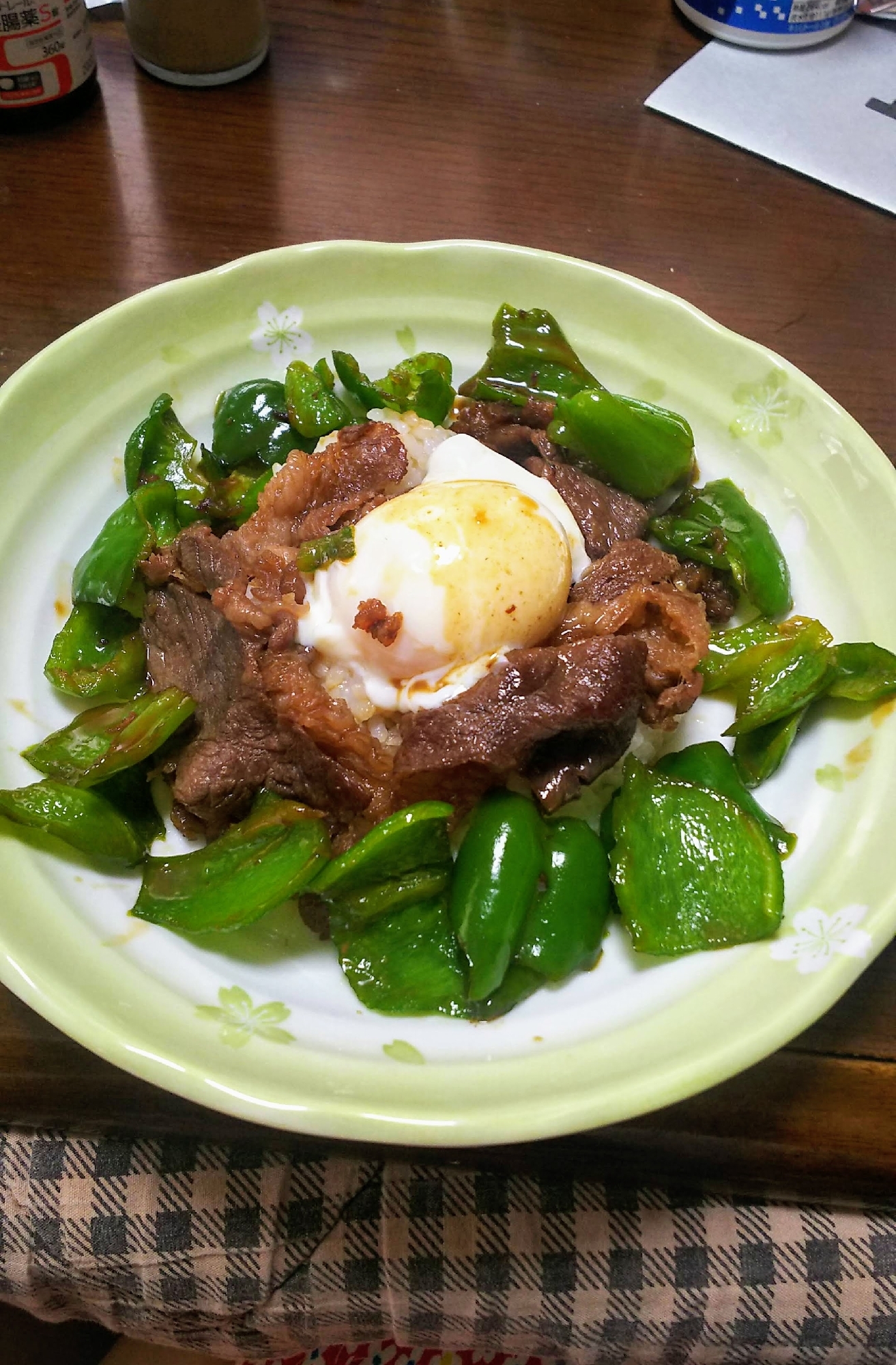 牛肉の温泉卵のせ