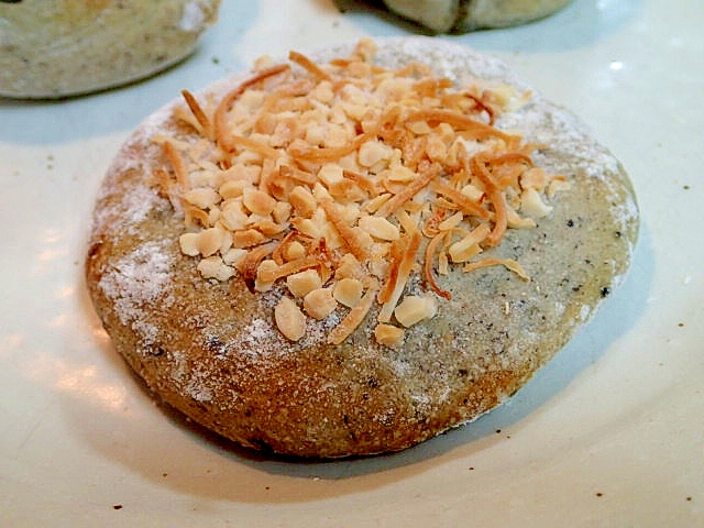 黒ごま丸パン生地で　ココナッツ・アーモンドパン