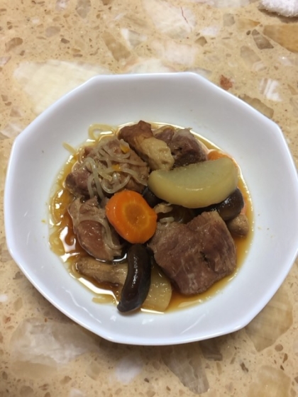 にんじん、しいたけ、白滝、ちくわを
入れて作ってみました。
お肉は柔らかく、お味は絶品でしたよ。