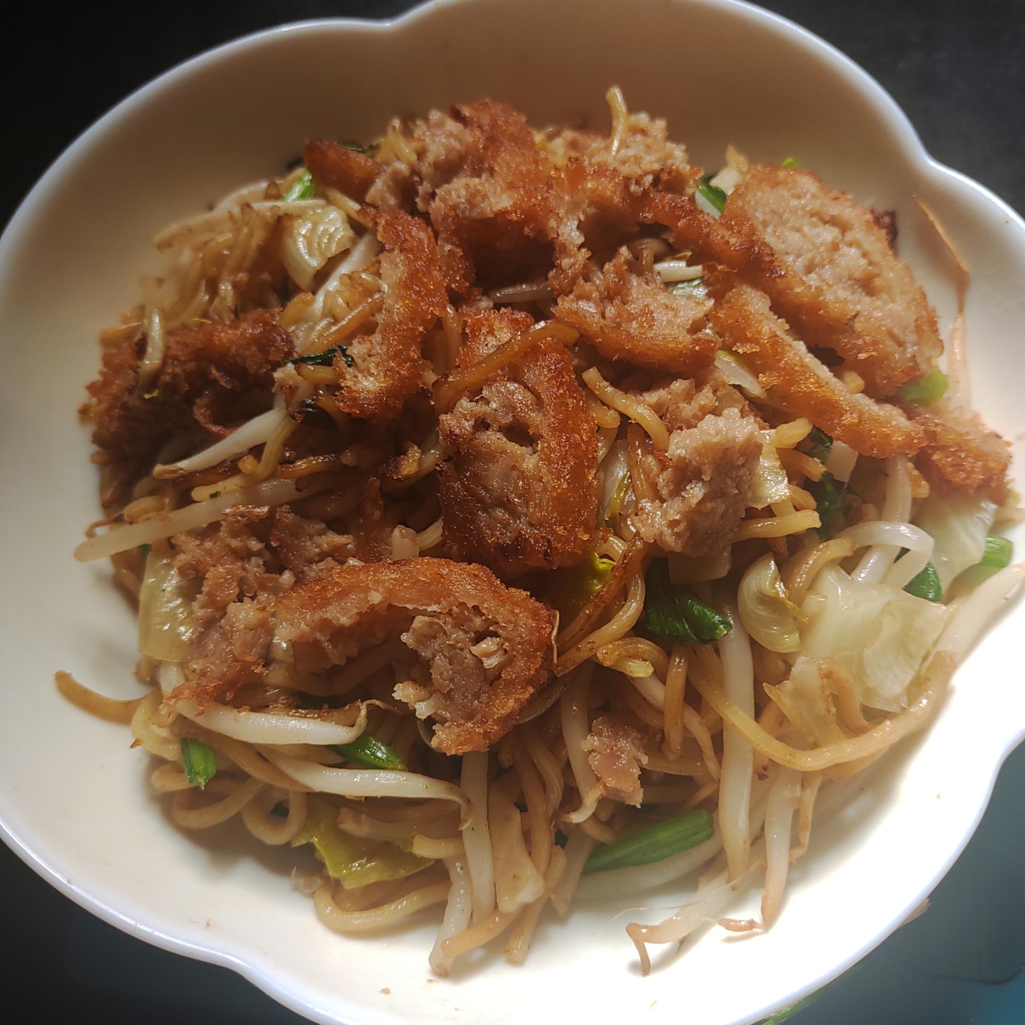 レタス、ほうれん草、もやし、メンチカツ焼きそば