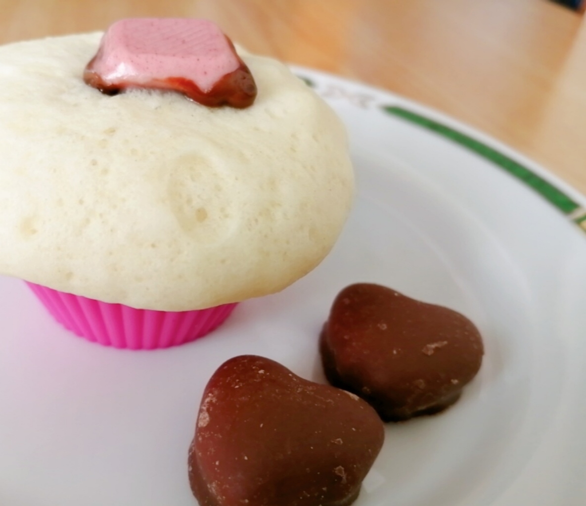 バレンタインに☆レンジで簡単♪苺チョコの蒸しパン