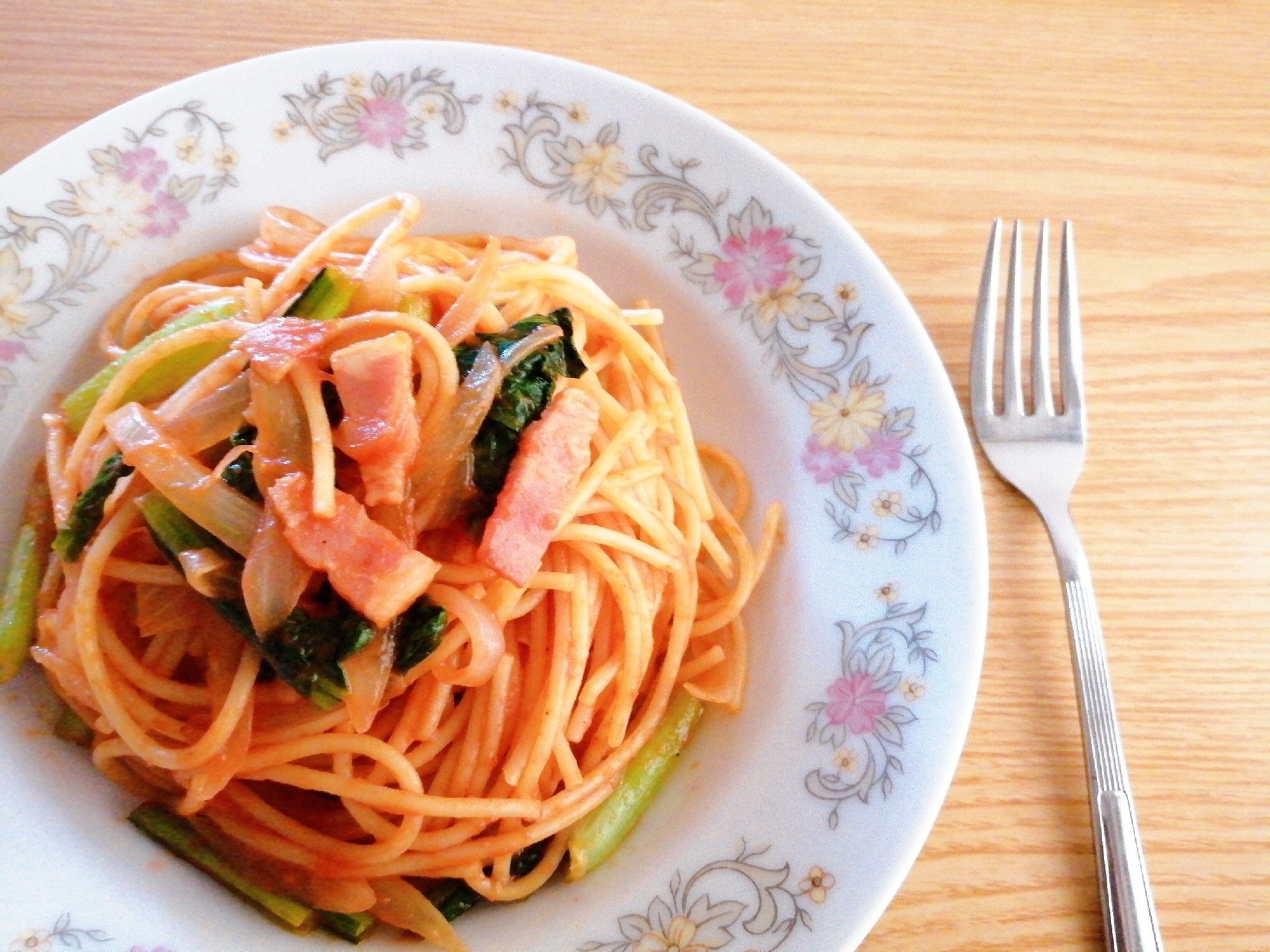 小松菜と玉ねぎとベーコンのケチャップパスタ