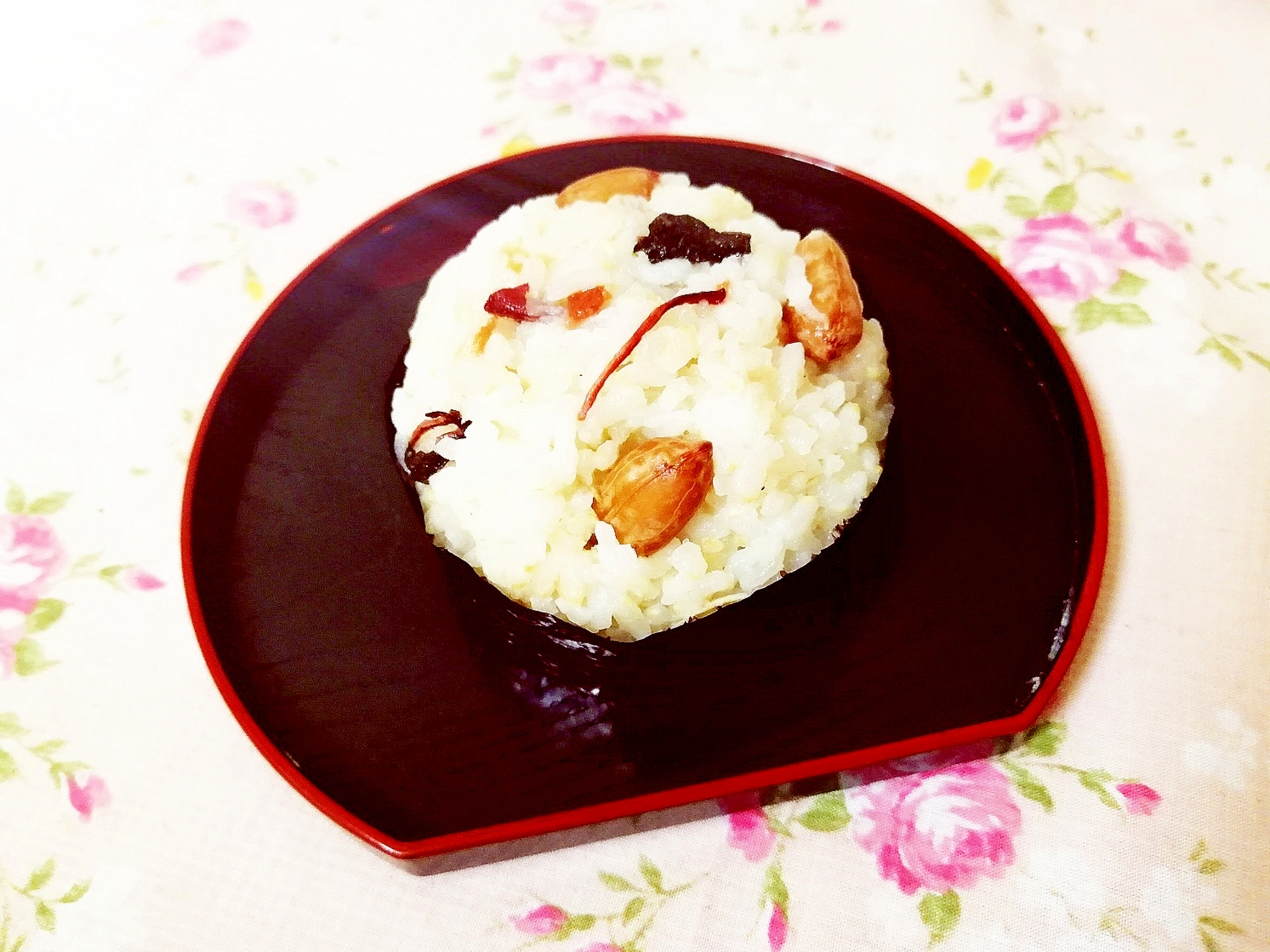 梅紫蘇風味♪茹で落花生のまんまる海苔巻きおにぎり