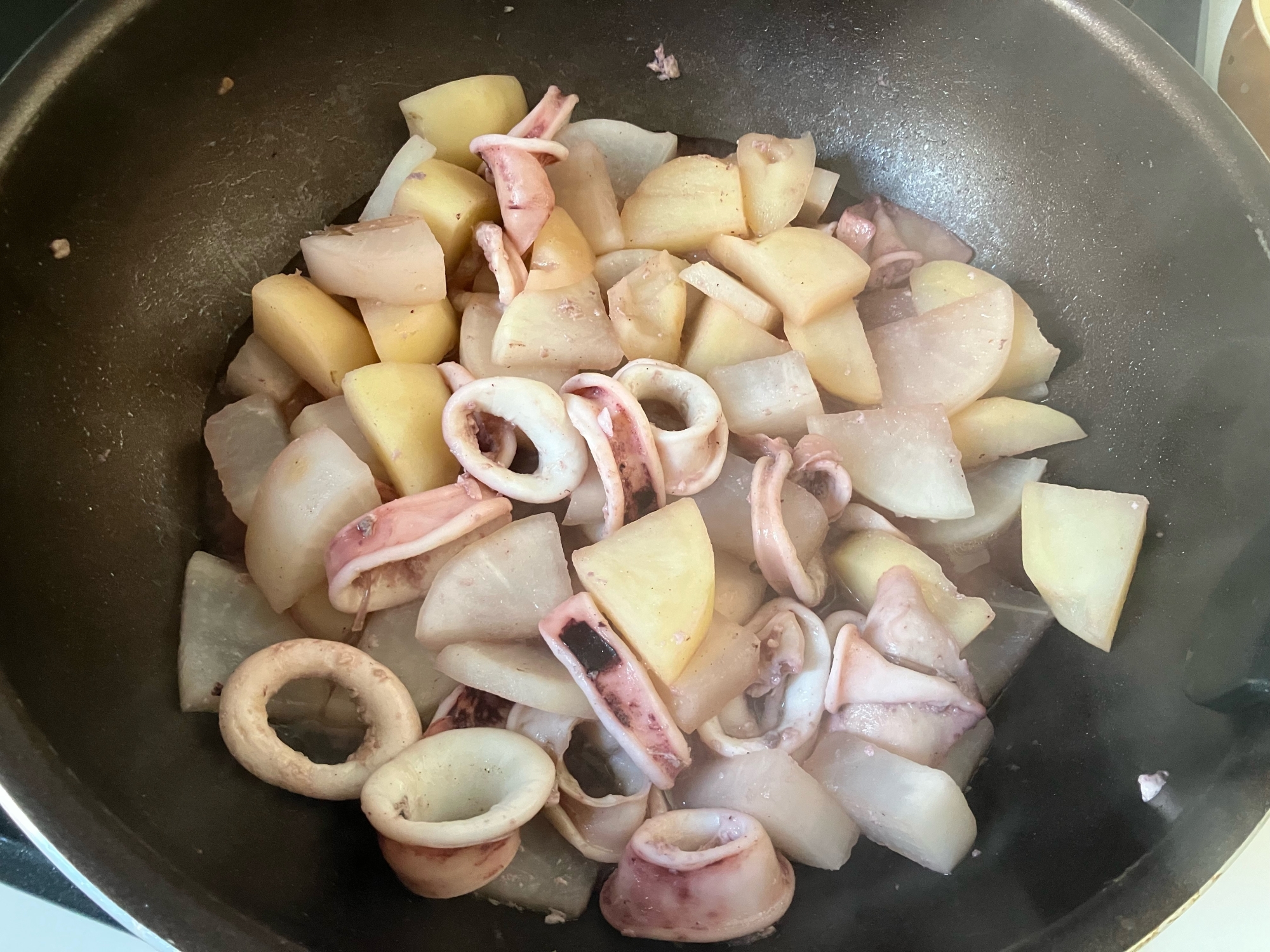 かぶとじゃがいもとイカの煮物