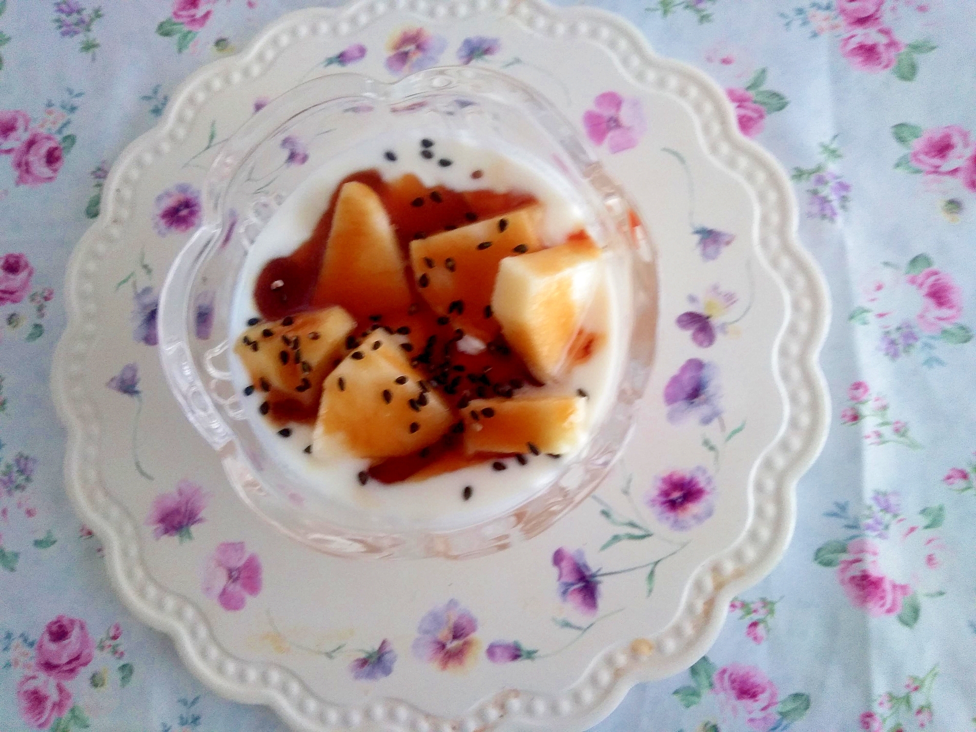 しゃきしゃきりんごの黒蜜かけヨーグルト