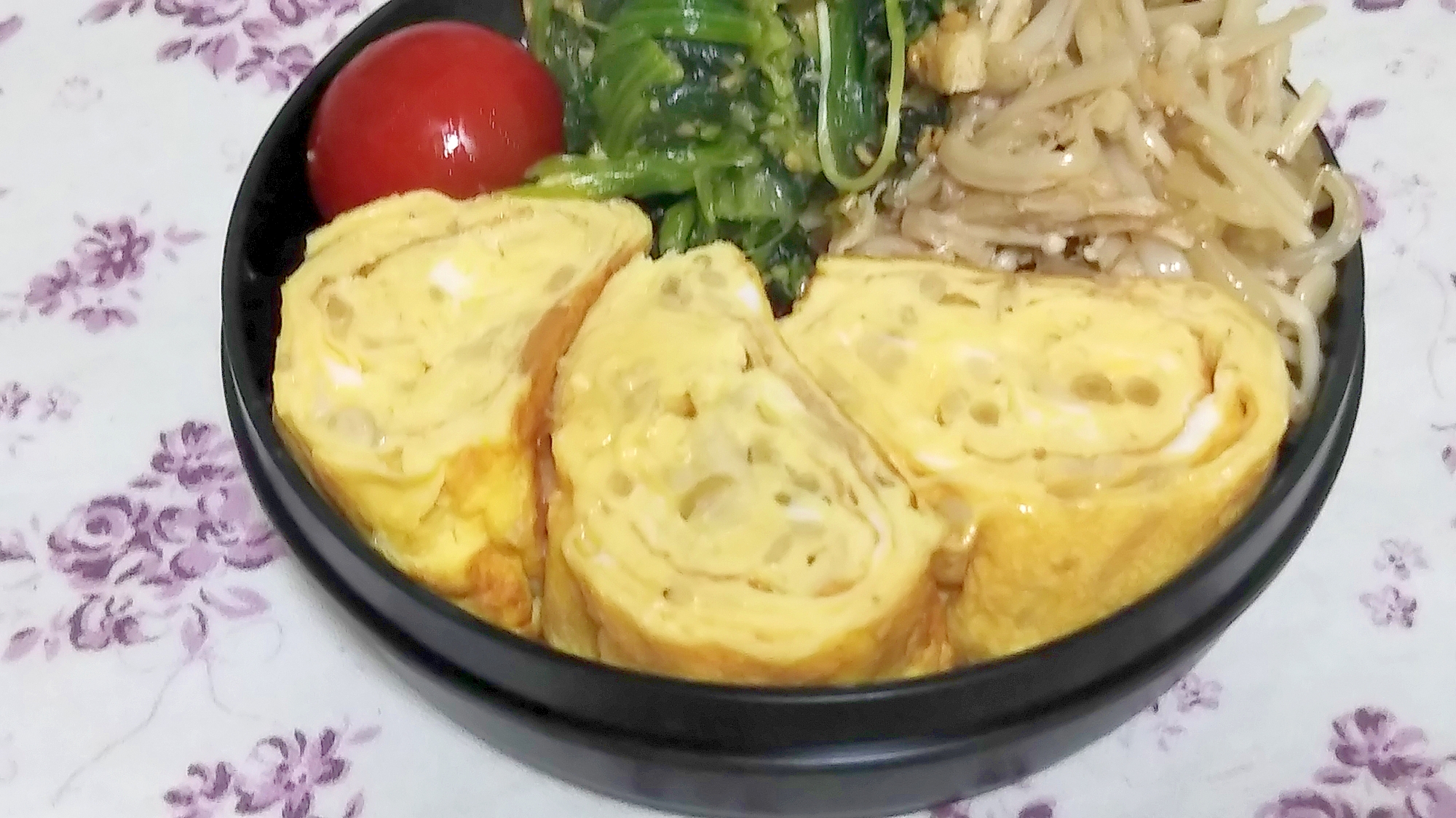 ごま和えの残りで簡単一品！えのきともやしの卵焼き