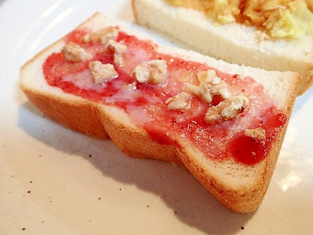 苺ジャムと胡桃のミルキーキャラメルトースト