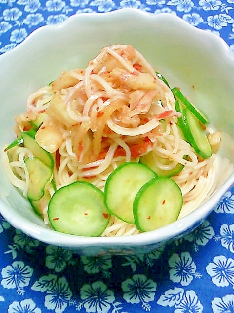 きゅうり、カニカマ、キムチのめんつゆそうめん和え